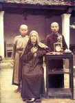 Bac Ky, Hanoi 1916 - A priest .... and disciples. Photo by Léon Busy.jpg